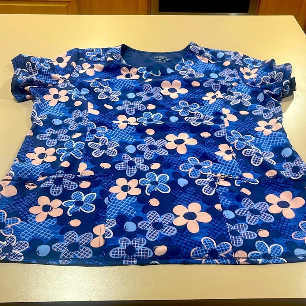Women’s scrub top floral print